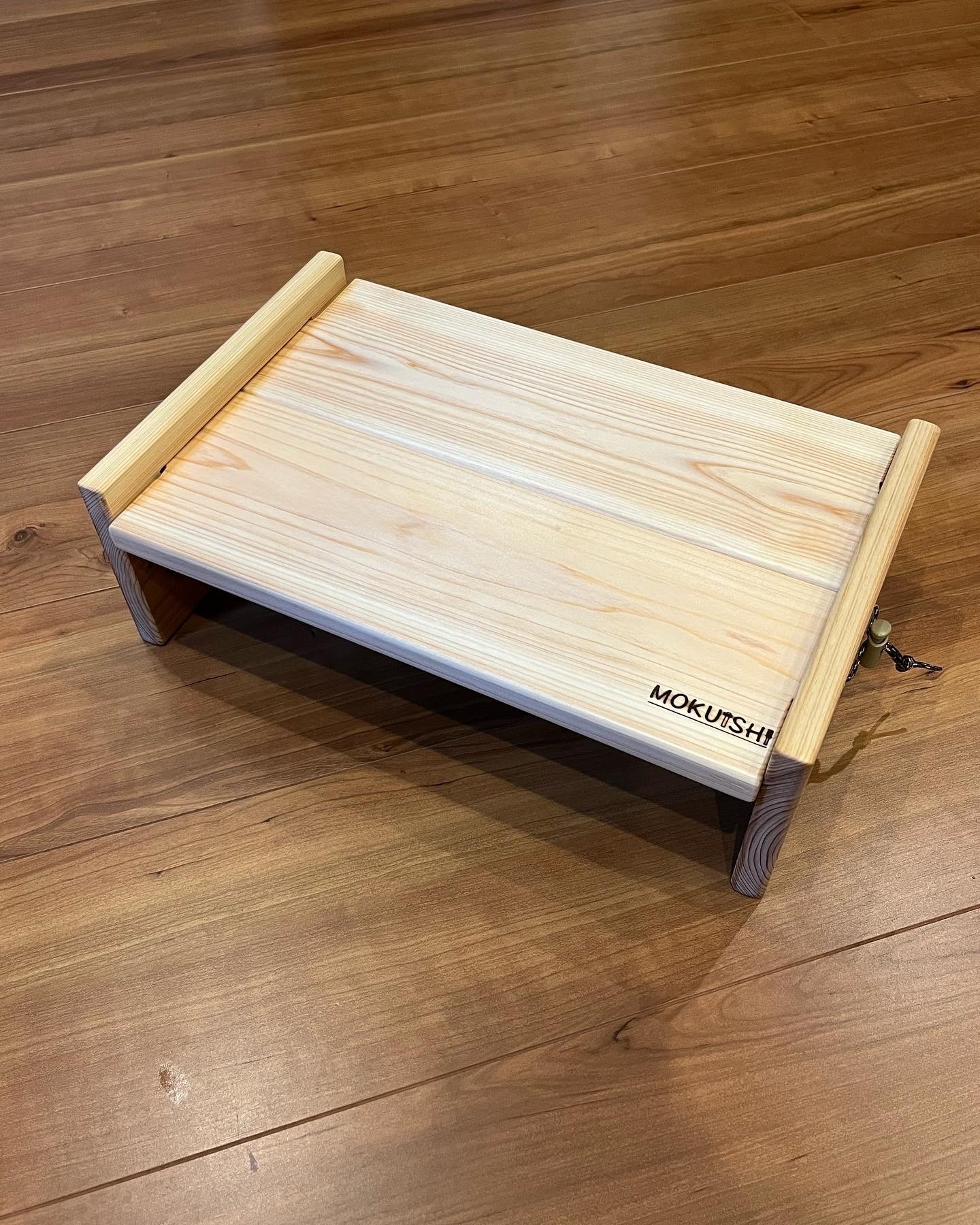 コンパクトな組立式テーブル